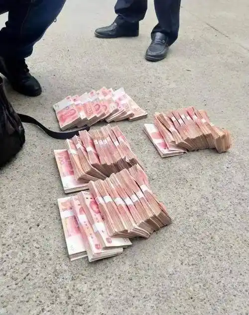 2002年"巨钞哄抢案",当50万现金散落在地,路过的你会去捡吗?