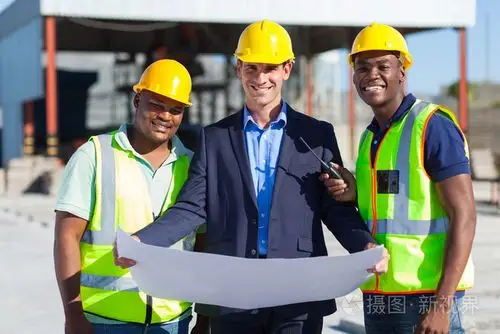 在建筑工地上的建筑师团队