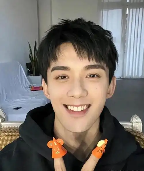 他们的微笑不仅仅是一种表情,更是一种艺术,能够温暖人心