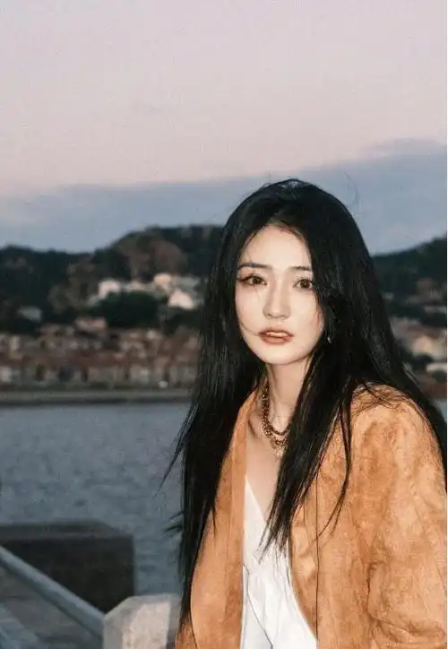 徐璐晒出的海边小白裙写真照片不仅展现了她的美丽形象,更传递了积极