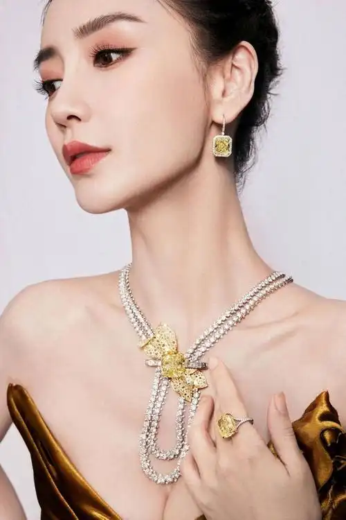 杨颖出席品牌活动,戴价值亿元珠宝打扮得富贵逼人,遭到网友质疑