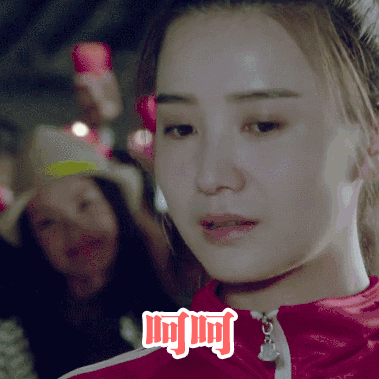 宋佳酷炫穿搭十足,机场化身"表情包"可爱咬机票