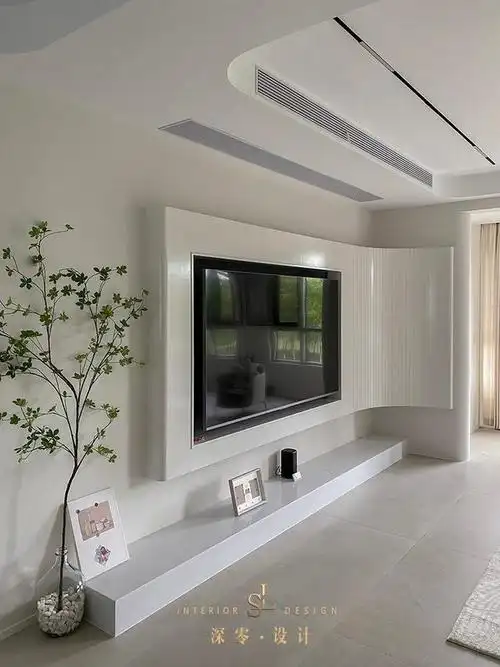 层次感更强,像他家局部凸出电视墙,连着墙角改做弧形,你敢说不比大白