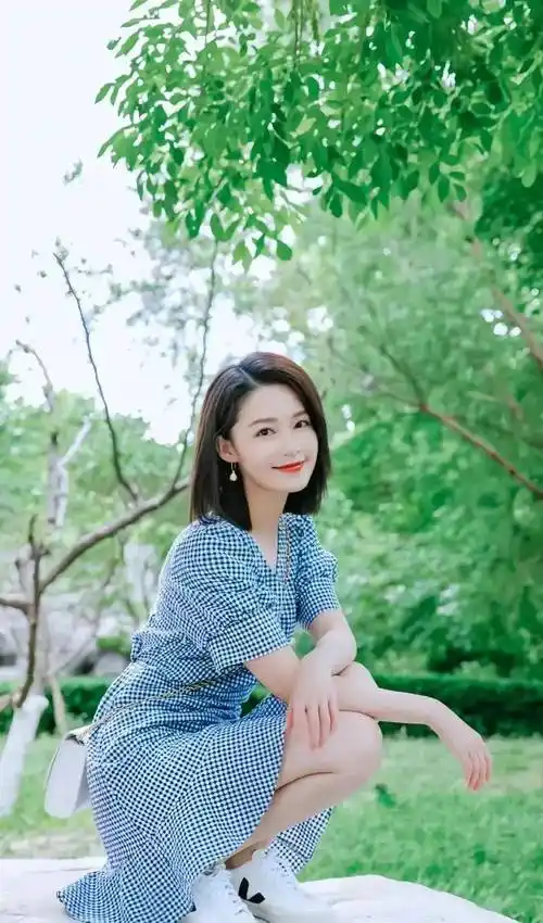 夏日里的迷人风景,李沁镂空上衣 性感短裤,美艳不可方物
