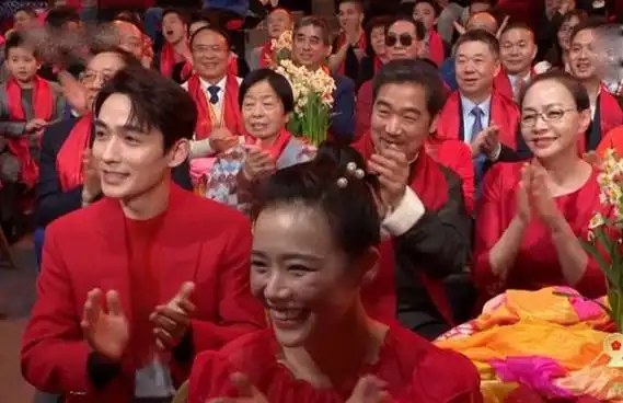 春晚观众席抓拍:谢娜肖战被小品逗笑同步鼓掌-芒果tv专栏