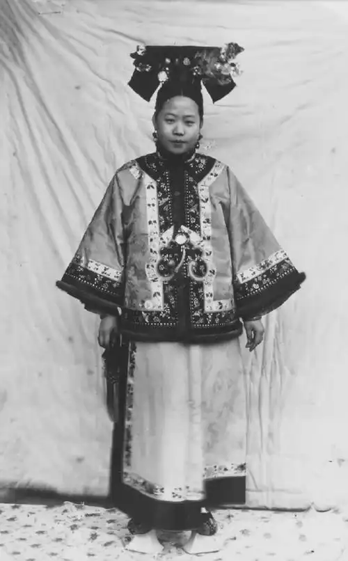 清朝满人贵妇的清晰老照片 羡慕汉人三寸金莲发明了高跟鞋