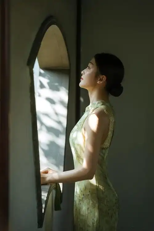 旗袍人像古典复古摄影:风停在窗边