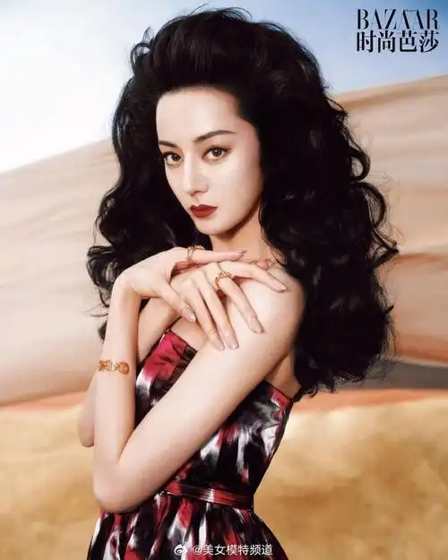 迪丽热巴最新杂志大片雀斑妆粗长麻花辫盘头造型引热议