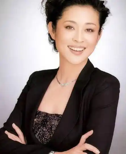 回看20岁的倪萍,那种清纯秀美,淡雅娟丽,让网友们大呼果然年轻一枝花.