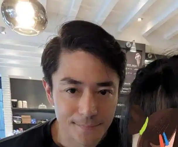 网友偶遇素颜现身的霍建华,43岁依旧帅气不减,但稀疏白发更抢镜