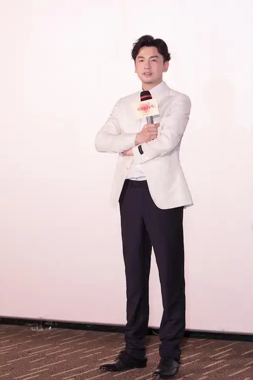 《超时空同居》首映"开盘" 雷佳音自曝"偶像男团"出道史