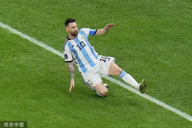 梅西破门后滑跪.