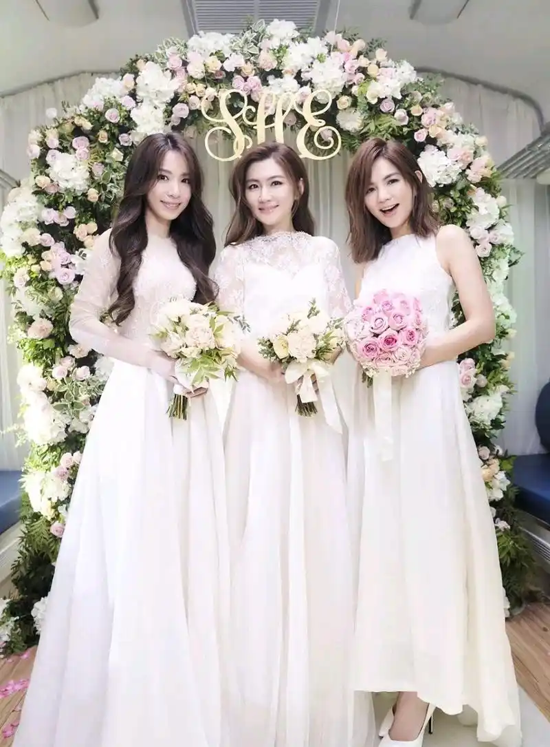 日前,组合she为成团十七周年拍摄一组照片,还原了各时期的经典造. .