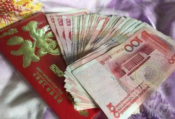 过年老婆给农村岳父母三千块钱去我父母家空着手我却感动哭了