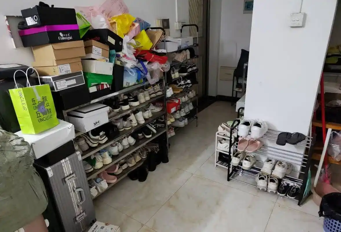 第一次来女生宿舍,4个人31双鞋. 什么概念?[滑稽]