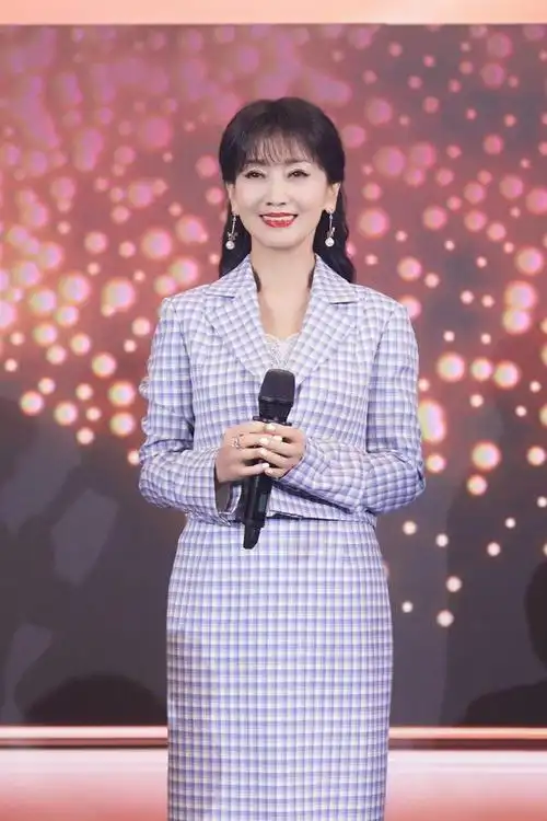 赵雅芝不愧是不老女神穿蓝白格纹套装减龄吸睛状态真绝了