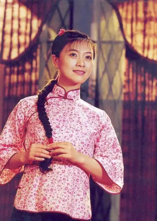 大学还没毕业,她就在李少红拍的电视剧《雷雨》里与赵文瑄,王姬搭档