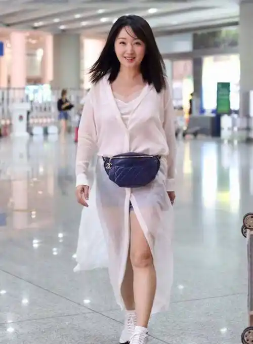 51岁杨钰莹挺自信,学小姑娘穿"透视裙",丰满身材很迷人_衬衫_方式