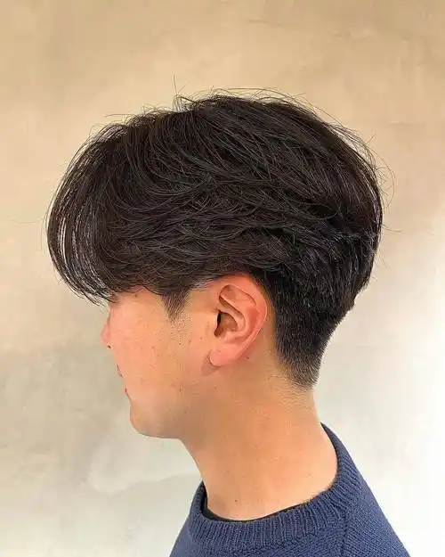 两侧铲短立体后脑勺男发,上面留长梳个分头,尽显男士时尚与帅气_发型