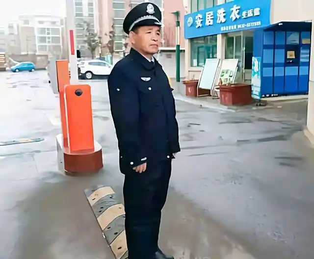 大龄保安正在站岗