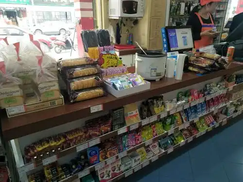 收银台换购毛毛虫集中陈列,标识到位,增加紫皮糖,手套货架正常陈列