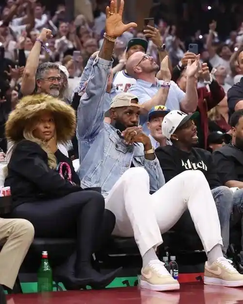 詹姆斯不会离开湖人!湖人交易他来吧!