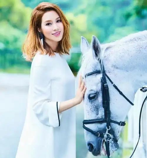 千亿媳妇徐子淇出游太性感老公李家诚边走边看一脸自豪