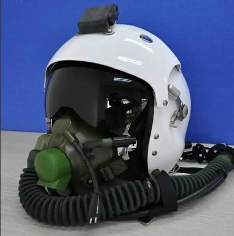 粘金鑫戴过的飞行头盔.