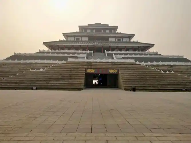 朝歌里南对鹿台阁,此阁建筑雄伟,属殷商文化遗迹.