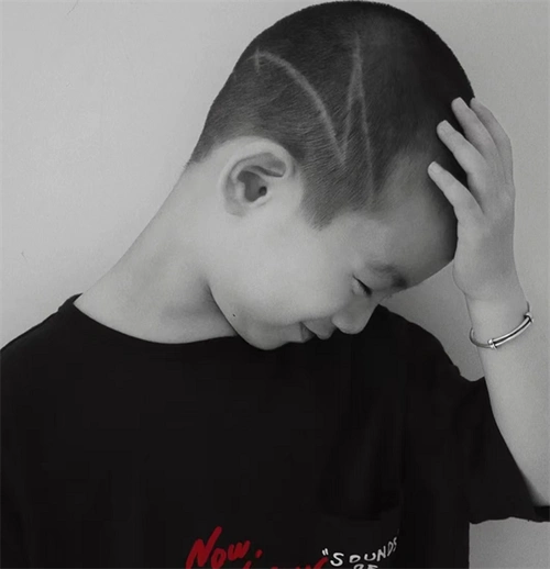 小男孩潮流发型 寸头or钢夹烫超酷的_儿童发型 - 美发站