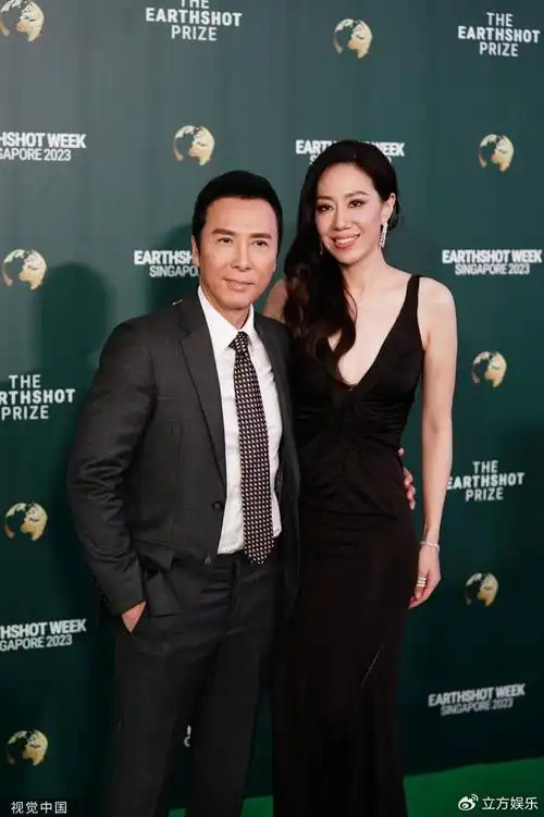 甄子丹携妻子汪诗诗出席活动 亲昵搂腰合影超恩爱|汪诗诗|甄子丹|妻子