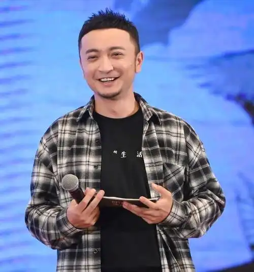 谁能想到央视名嘴小尼的入行引路人,竟然是捧红了一众明星的何炅!