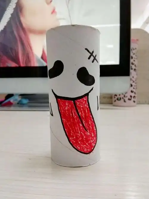 【树童(南亚郦都)幼儿园】大f班《纸巾筒画展示》活动