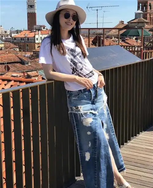 周丽淇凭"千红"夺最佳女配角,白色斜肩上衣配阔腿裤清爽