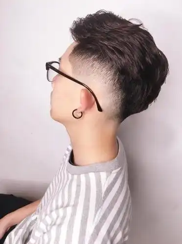 适合戴眼镜的男生发型眼镜男生清爽短发发型图片