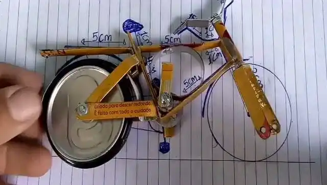 喝过的易拉罐不要扔,小伙做成自行车,比1毛钱一个卖了有价值!