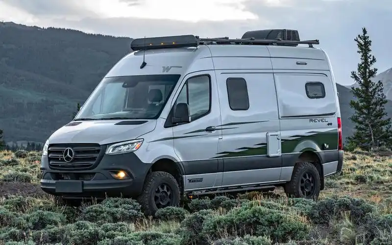 奔驰斯宾特改装的b型全地形越野房车winnebago revel 2022
