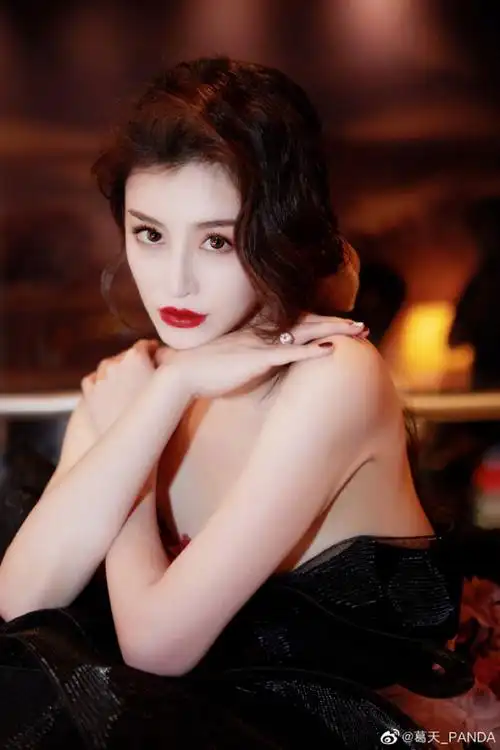 气质满分葛天出席时尚活动宛若镜头下的娇艳玫瑰