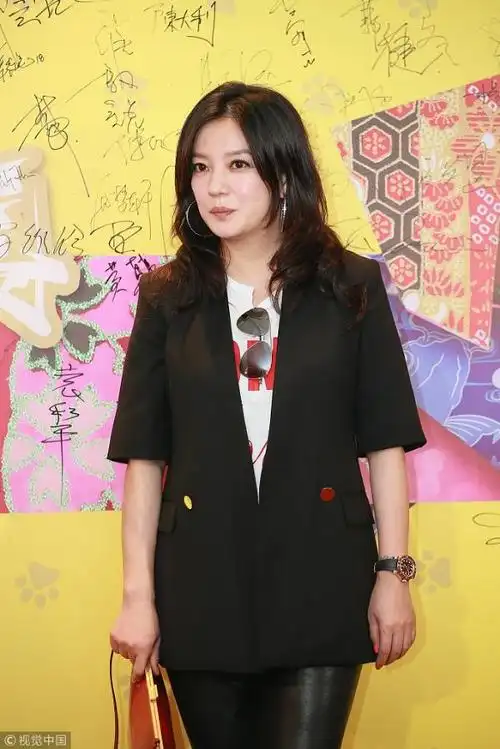 赵薇出席活动穿衣低调显端庄