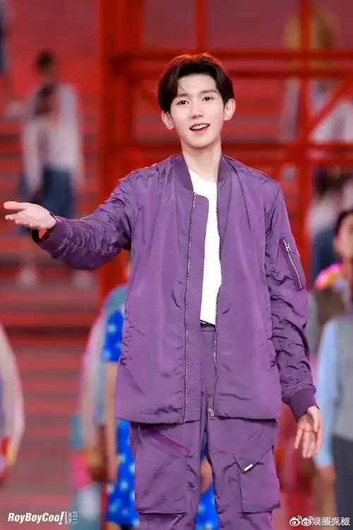 王源紫色套装造型青春有活力小源的笑容太治愈了