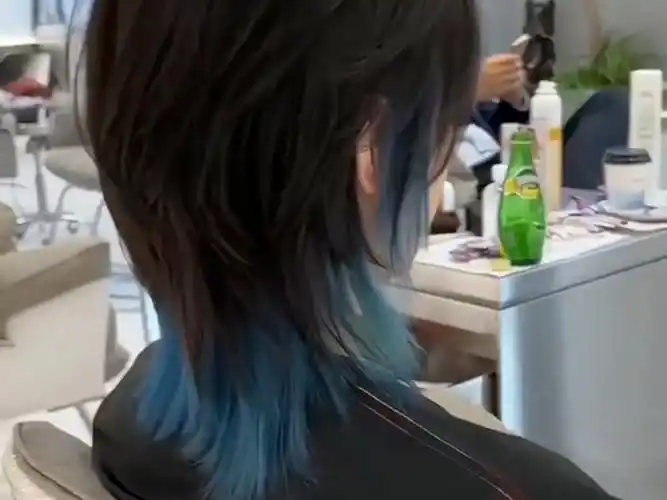 酷酷的挂耳染少年感发型,酷酷的发型挂耳染狼尾鲻鱼头,女生一定要尝试