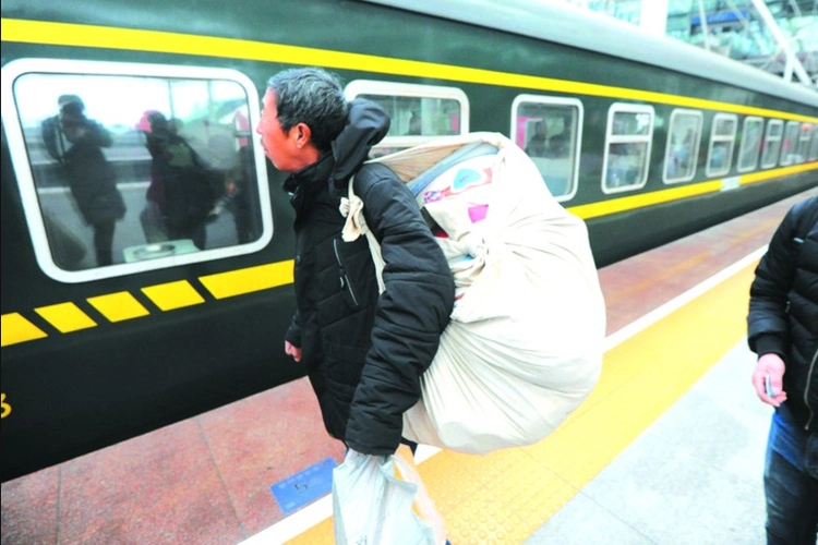 实拍春运中的大包裹装满对回家的渴望图
