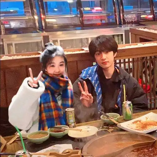 发朋友圈很多冲浪慢的以为是官宣p得一手好图#p图  #刘耀文