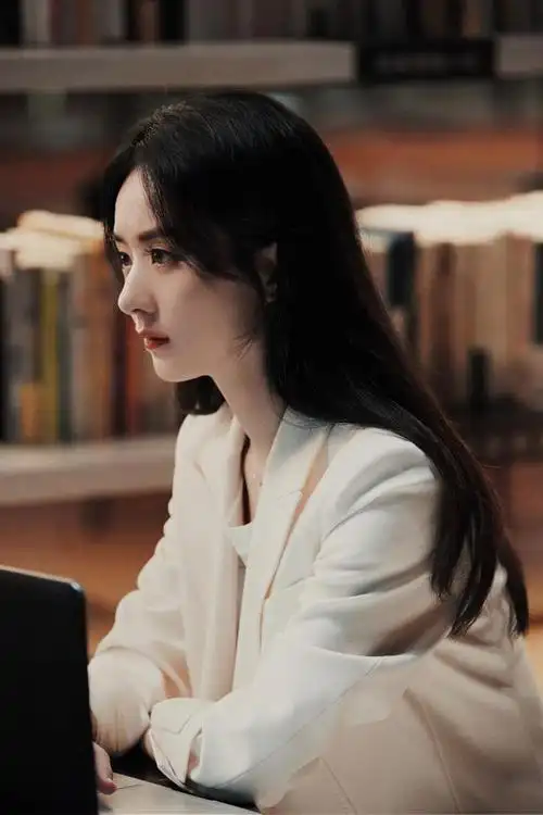 赵丽颖新剧造型彻底封神!穿西装演绎霸气御姐范,气场全开无人挡