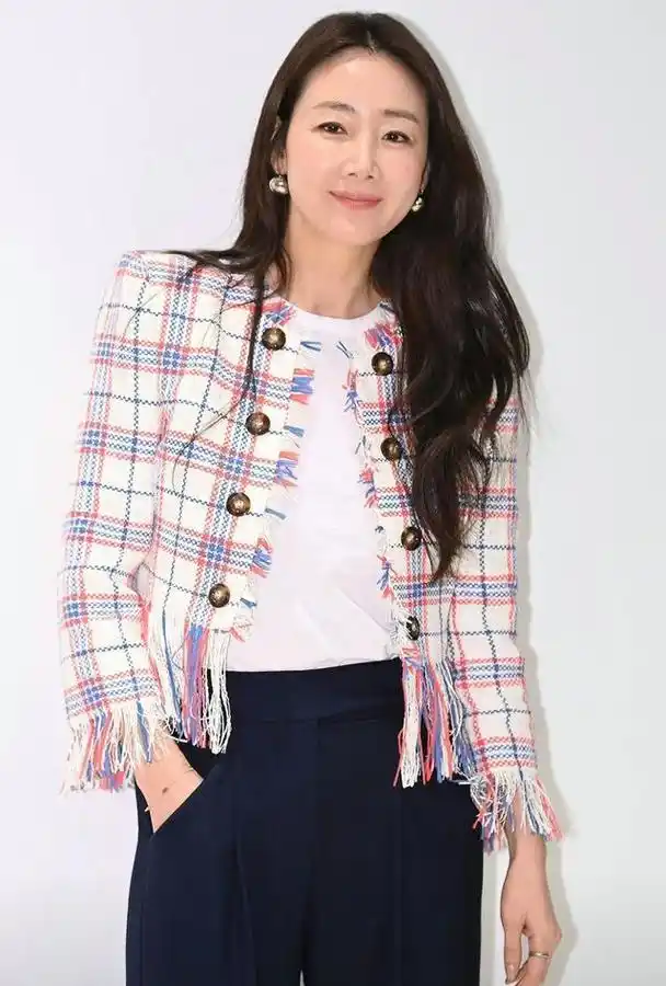 47岁崔智友近拍时眼角皱纹多,脸庞天生气质出众,无愧于盛世美颜