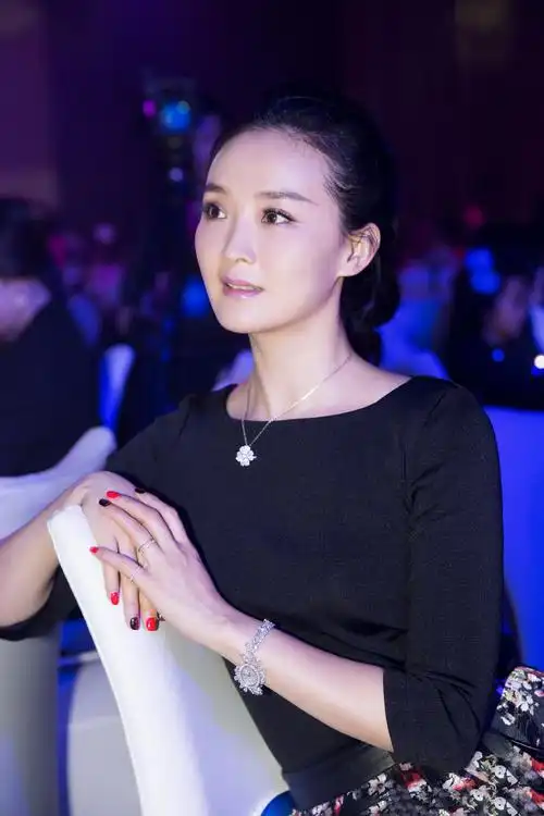 原创45岁王艳真不低调穿印花裙气质优雅扎马尾轻松美回晴格格67