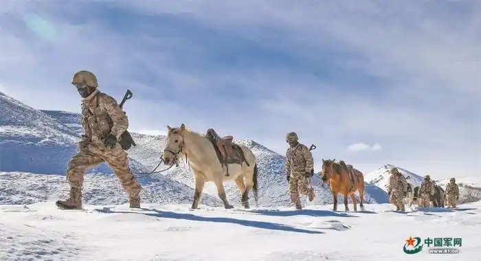 解放军报记者 彭 亮 通讯员 彭小明风雪边关路 千里送温暖