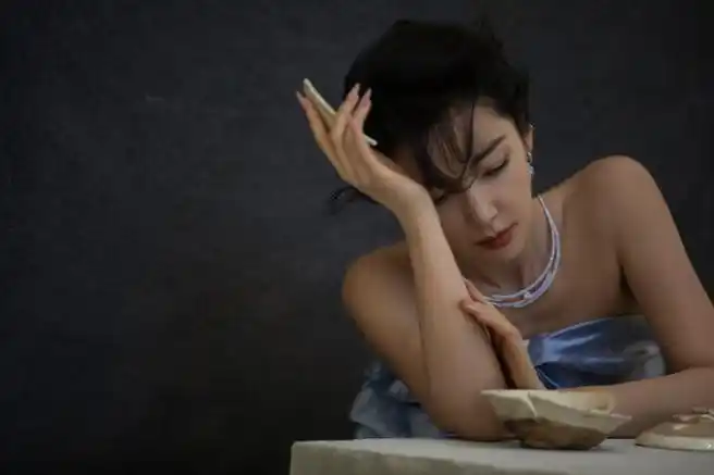 李冰冰时装十月封面##李冰冰沉静式美学