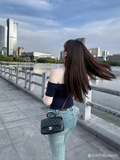 那位小姐姐身着紧身牛仔裤,站在暮色下的身影美得像幅画!