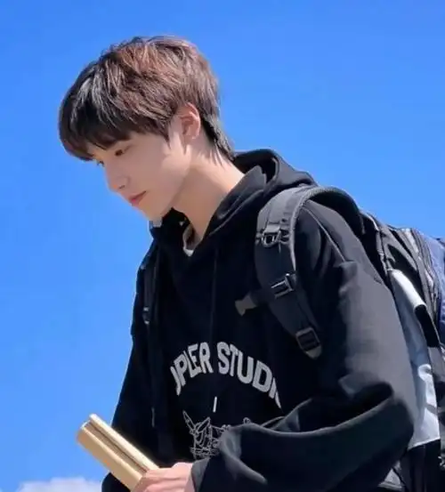 小清新减龄男生短发,发型剪短露出耳朵,整个发型的长度刚刚好,好驾驭